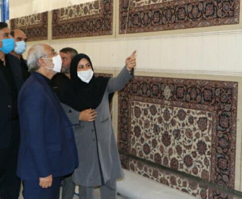 بازدید پروفسور زاهدی از کارگاه فرش آستان قدس
