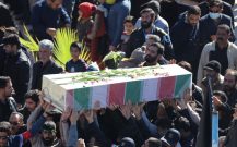 تشییع پیکر ۷ شهید گمنام بر روی دستان مردم دیار کریمان