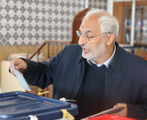 زاهدی رای خود را در گلزار شهدای کرمان به صندوق انداخت