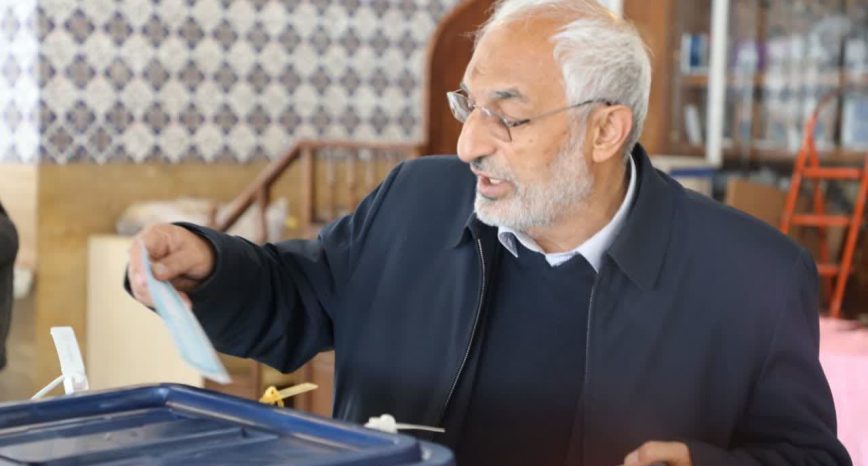 زاهدی رای خود را در گلزار شهدای کرمان به صندوق انداخت